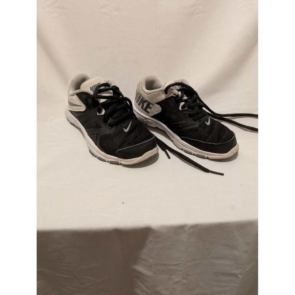 Nike Athletic Shoes Youth Size‎ 11C, Model 653883-001
